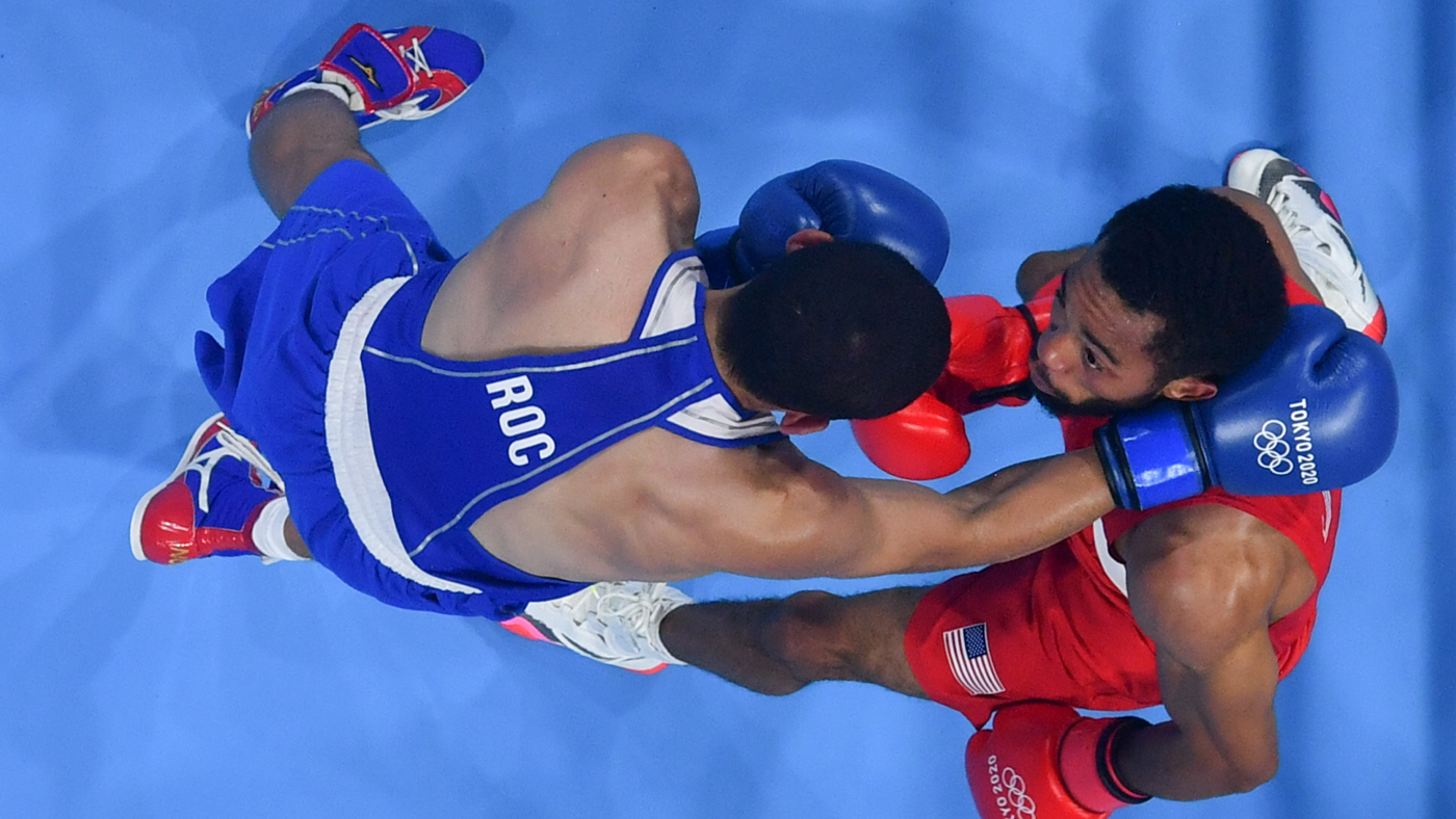 Альберт Батыргазиев (в синем)